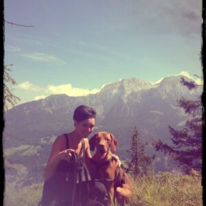 Silvia Engelsberger mit Viszla in den Alpen