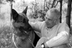 Älterer Herr mit Hund