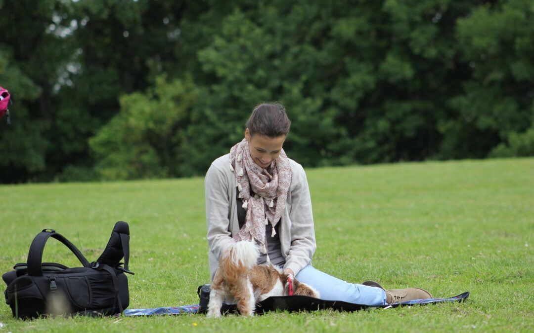 Laura Herale im Portrait mit Hund