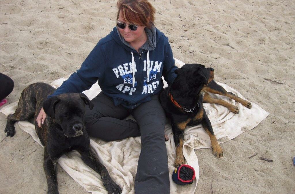 Stefanie Masur mit Hunden am Strand
