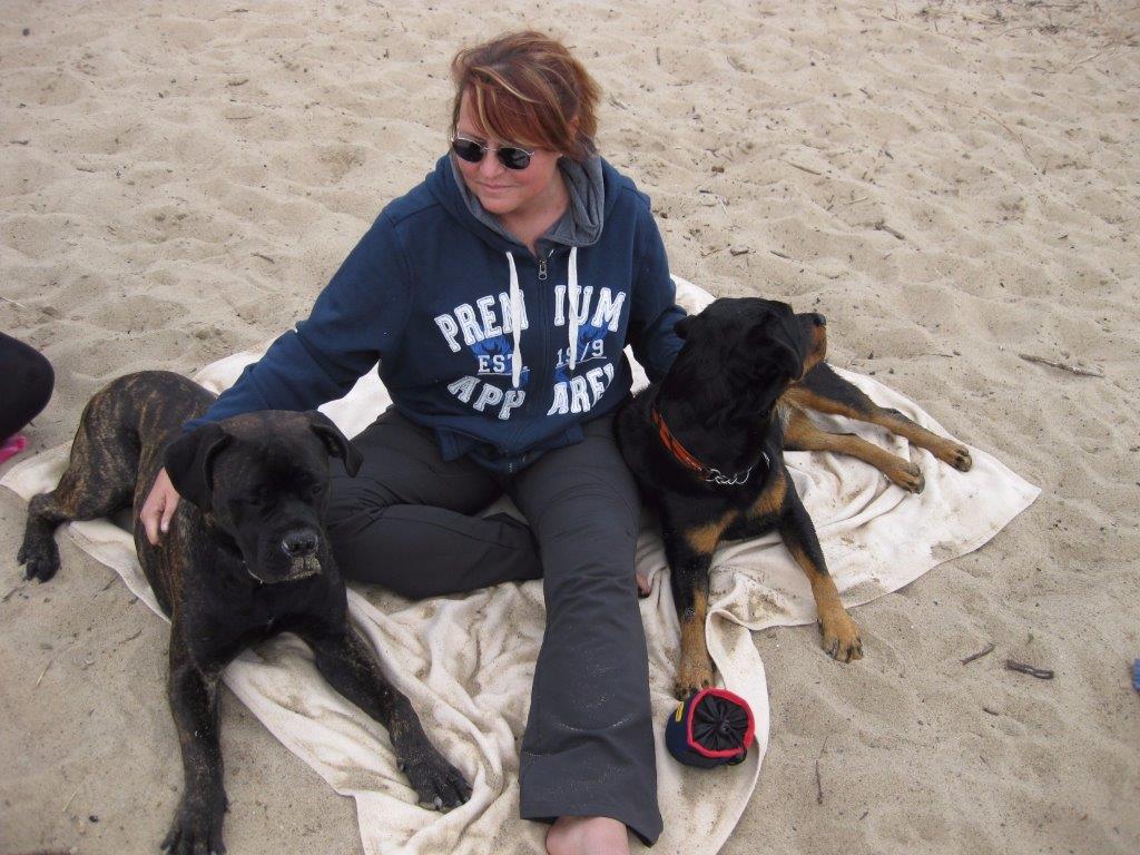 Stefanie Masur mit Hunden am Strand