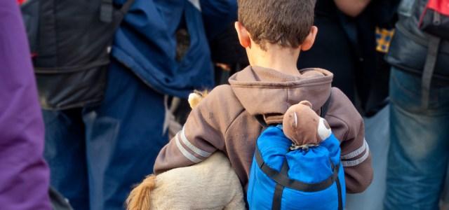 Therapiehundeteam hilft bei Kontaktaufnahme zu Flüchtlingskindern