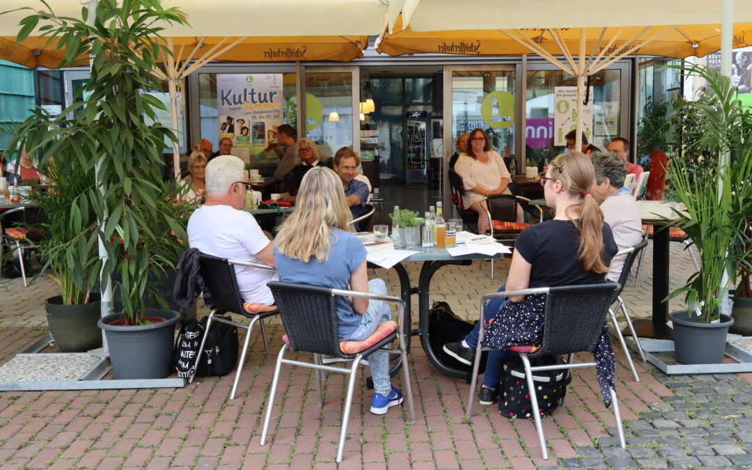 Autoren begeistern Zuhörer mit ihren Hundegeschichten für den guten Zweck
